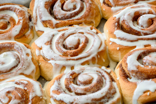 cinnamon buns with maple icing